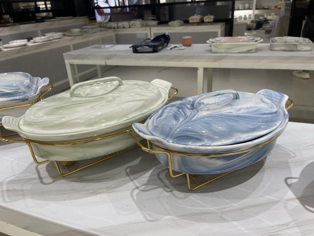 Gemarmerde keramische plaat: een perfecte mix van kunst en functionaliteit op de eettafel