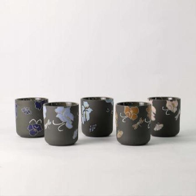 Waarom is deze unieke handgeschilderde bloemenkandelaar een nieuwe Instagram-favoriet geworden?