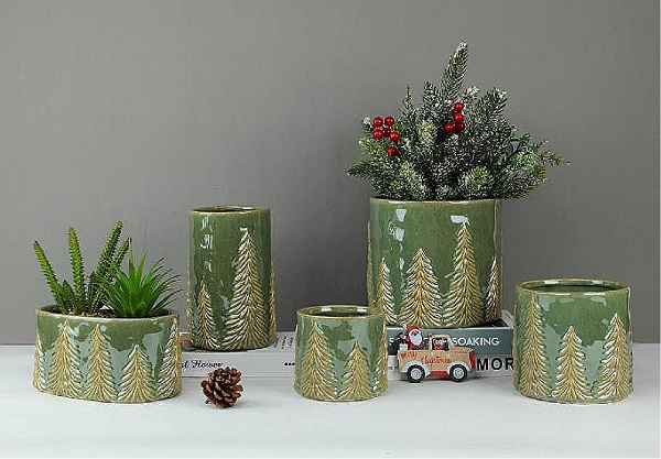 Nieuwskop: Wil je kerstversieringen een zachte sfeer geven? Wordt deze grenen vaas van keramiek met reliëf jouw nieuwe favoriet?