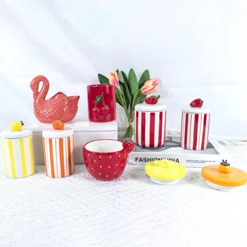 Bloem- en fruitvormige keramische kandelaar